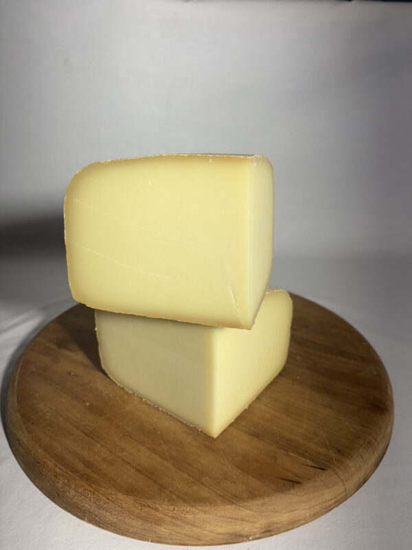 1:4jeune2 1/4 de fromage de brebis – AOP Ossau-Iraty Affiné 6 mois ( jeune)
