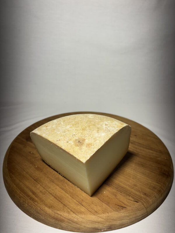 1:4jeune3 1/4 de fromage de brebis – AOP Ossau-Iraty Affiné 6 mois ( jeune)