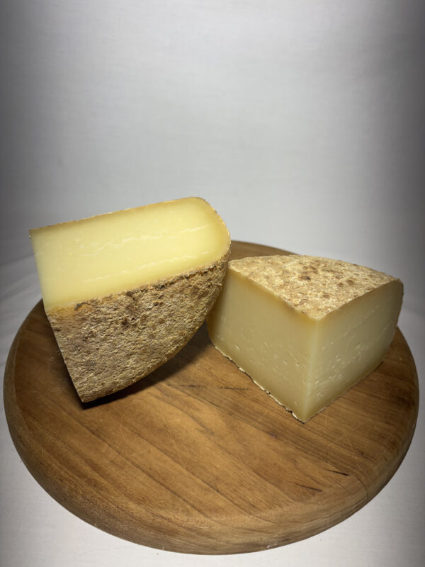 1:4vieux1 1/4 de fromage de brebis – AOP Ossau-Iraty – Affiné 12 mois (vieux)