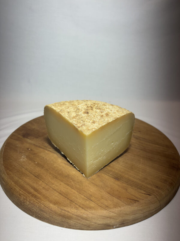 1:4vieux2 1/4 de fromage de brebis – AOP Ossau-Iraty – Affiné 12 mois (vieux)